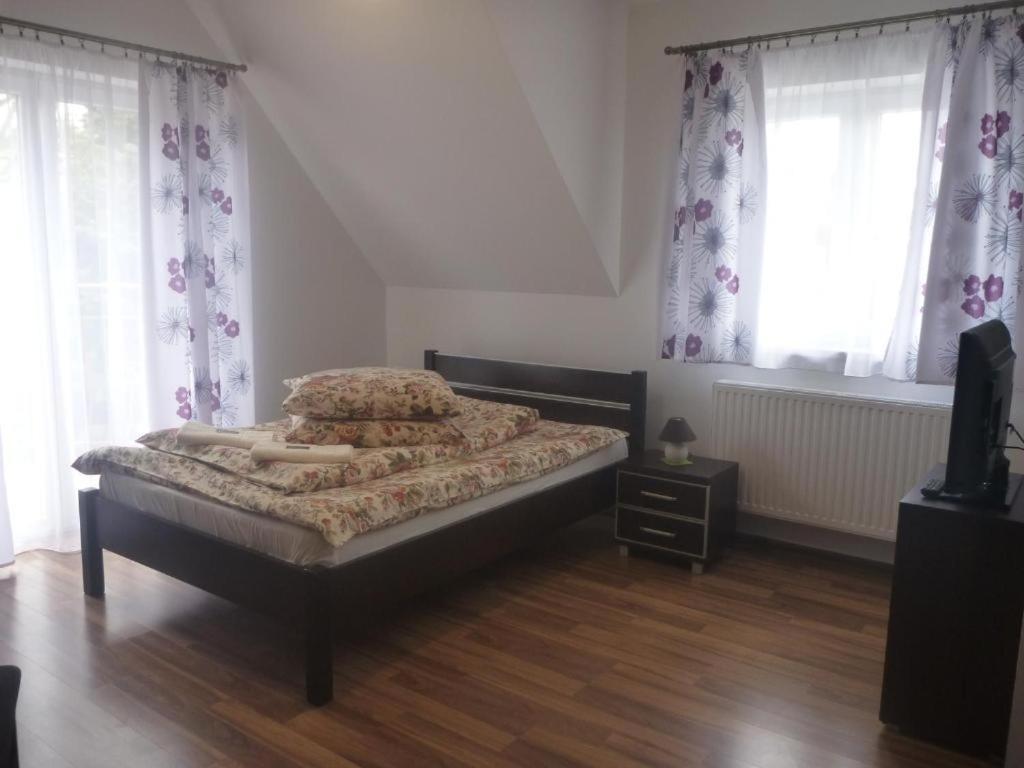 Osrodek Wypoczynkowy Nad Stawem - Holiday Resort By The Lake - Erholungsheim Am See - Prazdninovy Dum U Jezera Кудова-Здрой Екстериор снимка