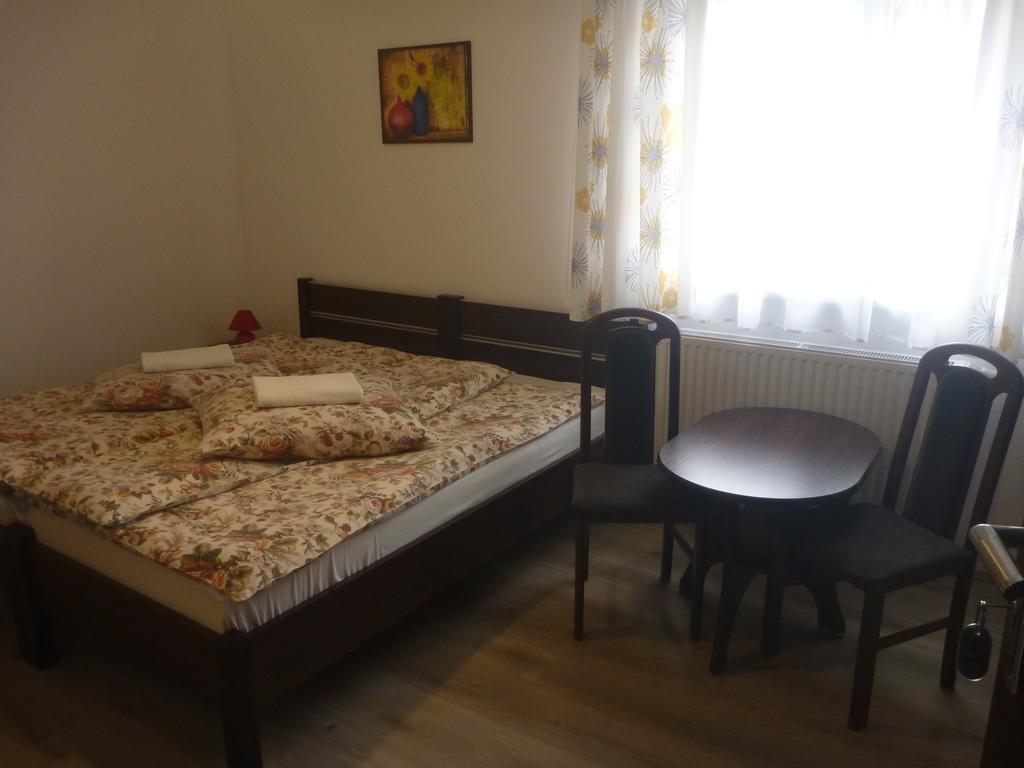 Osrodek Wypoczynkowy Nad Stawem - Holiday Resort By The Lake - Erholungsheim Am See - Prazdninovy Dum U Jezera Кудова-Здрой Екстериор снимка