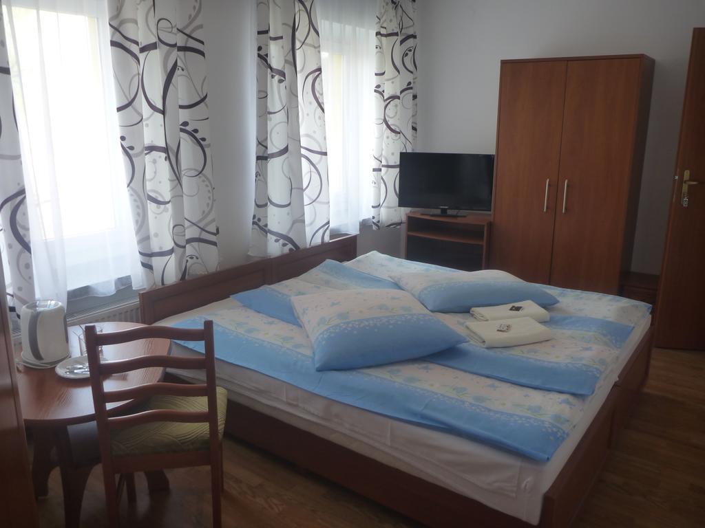 Osrodek Wypoczynkowy Nad Stawem - Holiday Resort By The Lake - Erholungsheim Am See - Prazdninovy Dum U Jezera Кудова-Здрой Екстериор снимка