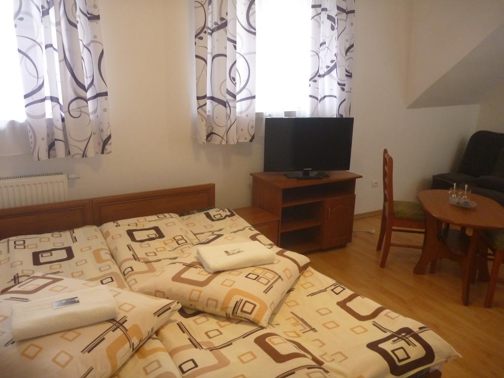 Osrodek Wypoczynkowy Nad Stawem - Holiday Resort By The Lake - Erholungsheim Am See - Prazdninovy Dum U Jezera Кудова-Здрой Екстериор снимка