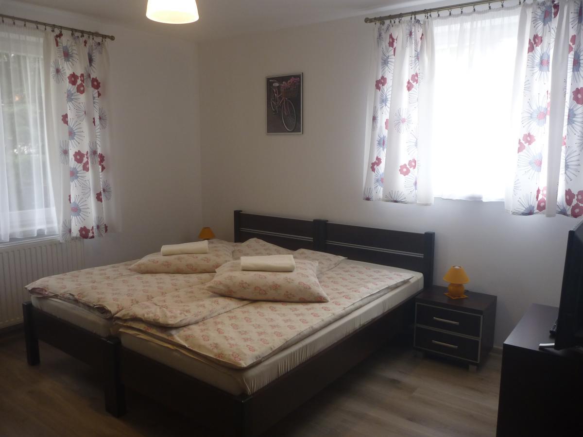Osrodek Wypoczynkowy Nad Stawem - Holiday Resort By The Lake - Erholungsheim Am See - Prazdninovy Dum U Jezera Кудова-Здрой Екстериор снимка