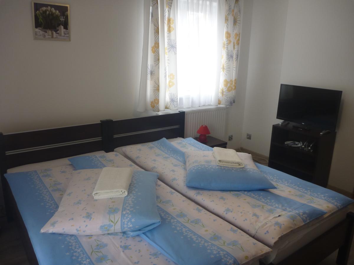 Osrodek Wypoczynkowy Nad Stawem - Holiday Resort By The Lake - Erholungsheim Am See - Prazdninovy Dum U Jezera Кудова-Здрой Екстериор снимка
