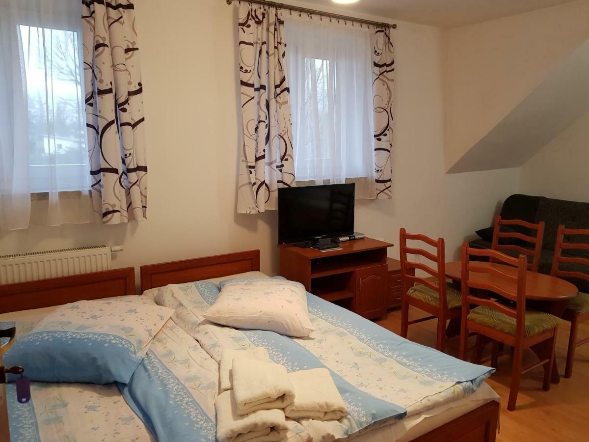 Osrodek Wypoczynkowy Nad Stawem - Holiday Resort By The Lake - Erholungsheim Am See - Prazdninovy Dum U Jezera Кудова-Здрой Екстериор снимка